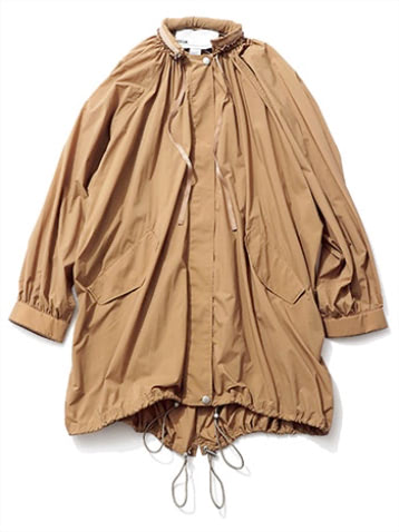 薄手でかさばらないから持ち歩きにも便利： ブラウンマウンテンパーカ（別注） 39,600円／TICCA（ビショップ）　首元に寄せたギャザーがシルエットの丸みを強調。えりの部分にはフードを内蔵。