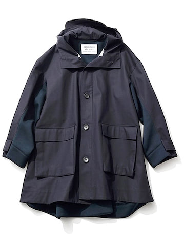 異素材との切り替えで強さを引き算： フーディコート 53,900円／nagonstans　背面部分がしっとりとしたボンディング調。黒よりソフトなネイビーも手伝い、とがった印象を軽減。