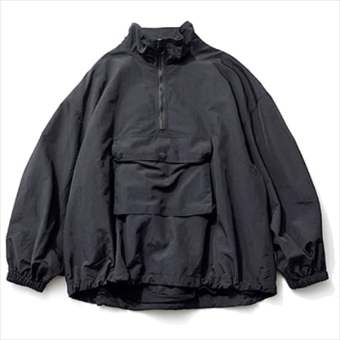 トップスとしても活躍するプルオーバー： 黒スタンドジッププルオーバー 10,989円／SLY（バロックジャパンリミテッド）　スカートと合わせれば簡単に甘辛MIX。大きめのポケットがアクセント。