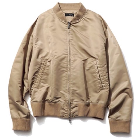 タフな見た目をベージュで柔和に： ベージュMA-1 29,700円／styling/（styling/ 新宿ルミネ１店）　要所にあしらったしっかりめのリブがやさしい色みにメリハリづけ。形はコンパクト。