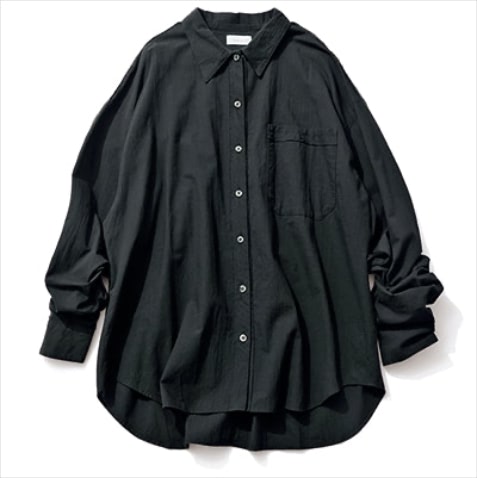「力を抜いて黒シャツを」 黒シャツ 39,600円／THE NEWHOUSE（アーク インク）　丈に加えてそでも長めのルーズな雰囲気。大きめの黒の場合はわずかに透け感があると、迫力が和らぎやさしく好転。