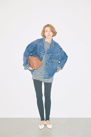 ラフなIラインに隙が欲しい▶メンズ風のサイジング。 ●ブルーオーバーデニムジャケット 30,800円／Levi’s® Made ＆ Crafted®（リーバイ・ストラウス ジャパン）　ボーダーTシャツ 10,780円／THE SHINZONE（Shinzone ルミネ新宿店）　ネイビーニットパンツ 14,300円／CASA FLINE（CASA FLINE表参道本店）　イヤリング 5,250円／アビステ　バッグ 27,500円／アルアバイル　パンプス 33,000円／PIPPI