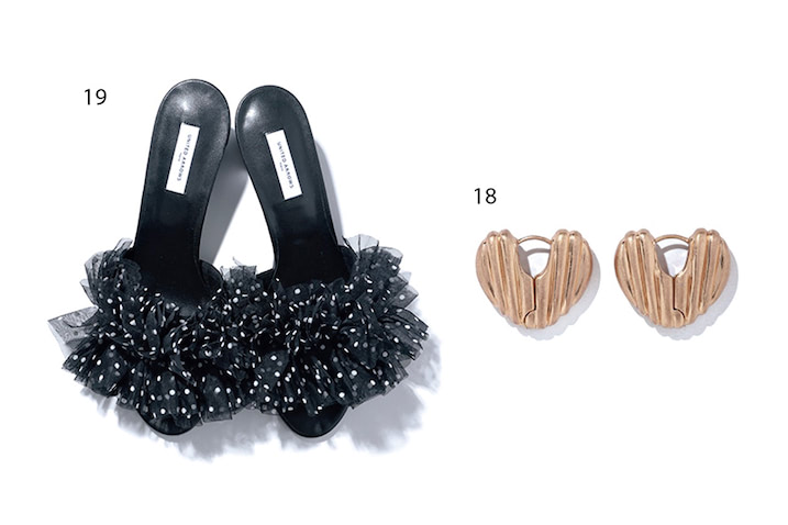 【黒でいい働きをする新しさは？】リッチな表情で「わかりやすい甘さ」。　●18.ピアス 3,850円／SLY（バロックジャパンリミテッド）　ツヤのないゴールドなら、大げさなハートも甘さひかえめ。　 ●19.ドットサンダル（5.5） 22,000円／ユナイテッドアローズ（ユナイテッドアローズ 六本木ヒルズ店）　贅沢にあしらわれたチュールは、派手に見えて意外となじみ、足元に適度な重みを与えてくれる。