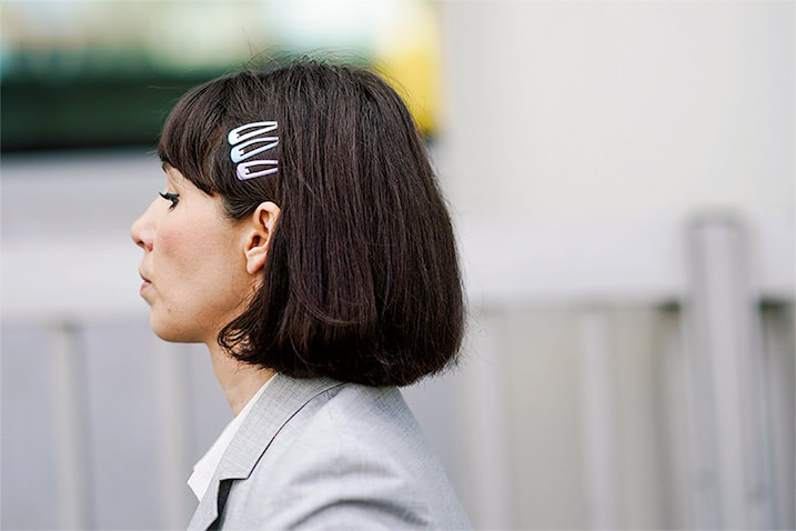 お堅めなジャケットなどメンズライク・あるいはレディなワンピースなど正統派の服を力んで見せたくないときに。ハズしといってもある程度目立つ小物や服じゃないから、さりげなさも。