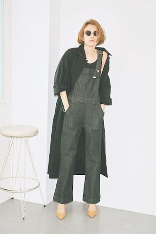 フレアデニムオーバーオール 16,500円／Wrangler（リー・ジャパン カスタマーサービス）　ステンカラーコート 38,500円／TODAYFUL（Life’s 代官山店）　タンクトップ（２枚組） 1,980円／ヘインズ（ヘインズブランズ ジャパン　カスタマーセンター）　サングラス 8,250円／PETA ＋ JAIN（ジャック・オブ・オール・トレーズ プレスルーム）　パンプス 28,600円／TSURU by Mariko Oikawa