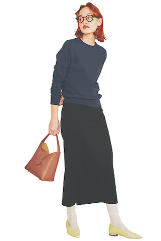 【着まわす服】スエット 16,500円／SLOANE　スカート 11,000円／イエナ（メゾン イエナ）【ふまじめな足元以外はまじめに】優等生な配色を支えにしてさわやかなイエローを投入。絶対的安心感のある濃紺・黒・ブラウンに、イエローのパンプスを加えてテンション高く。