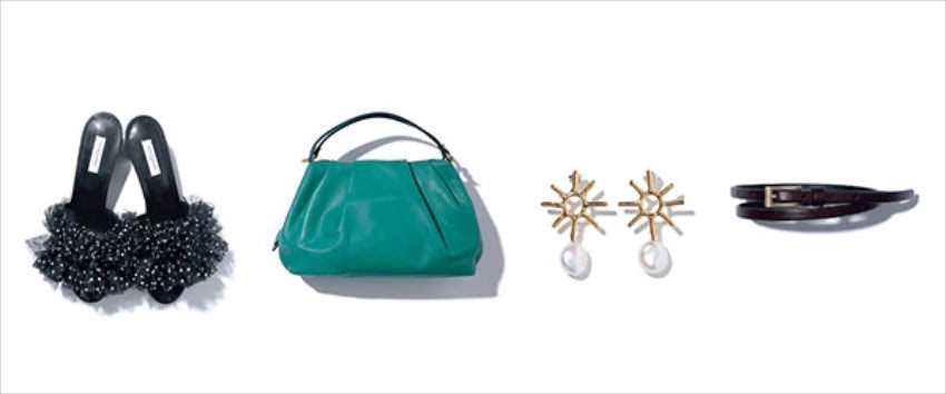 （右から）ベルト 990円／GU　ゴールド×パールピアス 18,700円／クジャク（ロードス）　ストラップつきバッグ（15.5×25.5×6） 42,900円／ジャンニ キアリーニ（ジャンニ キアリーニ 銀座店）　ドットサンダル（5.5） 22,000円／ユナイテッドアローズ（ユナイテッドアローズ 六本木ヒルズ店）
