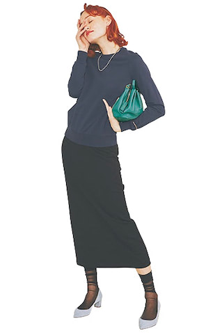 【スエットでドレスアップ】センシュアルな透け感が魅力の黒ソックスを試して、落ち着くグレーパンプスを格上げ。グリーンのクラッチバッグのほか、パールのかわりに飾ったシルバーのネックレスによって、かわいらしさよりも辛口なムードが漂う。