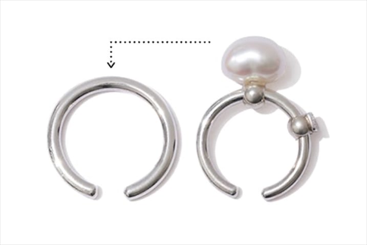 「とりはずせるビッグパール」 シルバー×パールイヤカフ 31,350円／プラウ　シルバーイヤカフと同素材でできた、ロゴ入りのスクエアパーツとパールチャームをトッピング。しっかりと固定されたパールは、手前に引っぱることで簡単にとりはずせる。