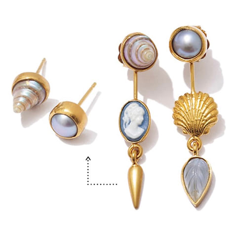「パーツの数で主張を調整」： シェル×カメオピアス 53,900円／グレイン モートン（ロンハーマン）　アンティークのブローチを想起させるカメオから着想。ゴールド、ニュアンスカラー、貝殻モチーフなど、多彩な要素がつめ込まれているので、分解しても重ねてつけても華やか。