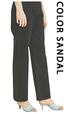 【ワイドデニム】1.肌の出るサンダル： V字のサンダルでワイドなシルエットをボリュームダウン。すそからのぞく程度なら、パステルにも手が出しやすい。