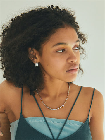 DENTED METAL ONE TOUCH PIERCE / MATTE SILVER 1,980円(税込み)、STREAM LINE NECKLACE / SILVER 3,080円(税込み)