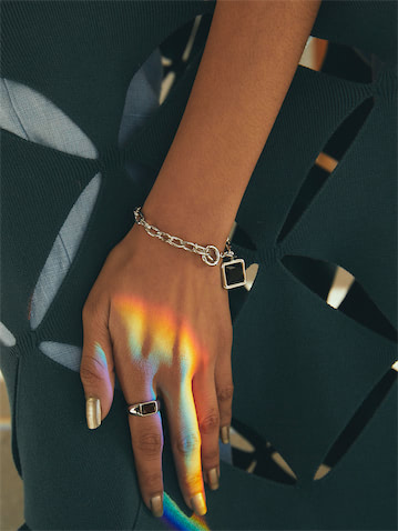 LUCENT BIJOU BRACELET / SILVER×BLACK 2,090円(税込み)　INWARD BIJOU RING / SILVER×BROWN 1,870円(税込み)