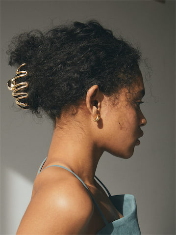 WAVY METAL VANCE / GOLD 1,870円(税込み)、HOLLOW DROP PIERCE / GOLD 1,760円(税込み)