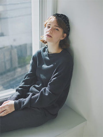 3.CROCHET KNIT【クロシェ編みが復活】レトロな編み模様でデニムスタイルを気だるく・甘く。　●アイボリークロシェニット 16,280円／ビームス ボーイ（ビームス 銀座）　デニムパンツ 27,500円／FLORENT　赤ショートブーツ 25,400円／バナナ・リパブリック　ボリュームスリーブとつまったネックラインが、クロシェニットをクラシカルに。前を開ければカーディガンとしても使える。