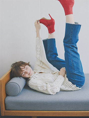 2.DRY MATERIAL 【乾いた素材感】ドライなベージュならルーズなワンツーでも軽快。　●ベージュニットプルオーバー 28,600円、手に持ったニットカーディガン 31,900円／ともにカオス（カオス表参道）　デニムパンツ 33,000円／イレーヴ　サングラス 28,600円／BLANC　ピアス 13,090円／SOKO（ZUTTOHOLIC）　サンダル 26,400円／SOL SANA（ジャック・オブ・オール・トレーズ プレスルーム）