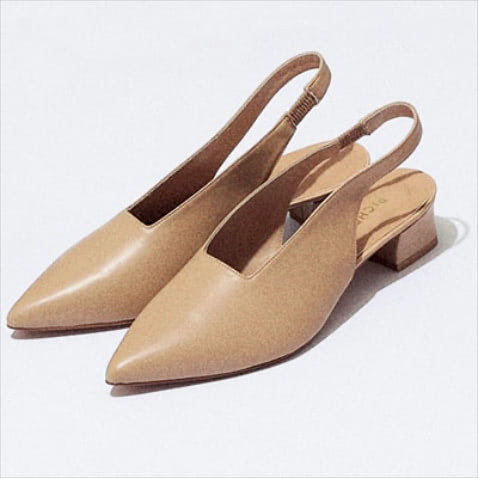 ベージュパンプス（4） 15,400円／ピシェ アバハウス（ピシェ アバハウス ルミネ有楽町店）　甲のスクエアがすぎない個性を演出。バックのゴムギャザーがフィット感をあと押し。