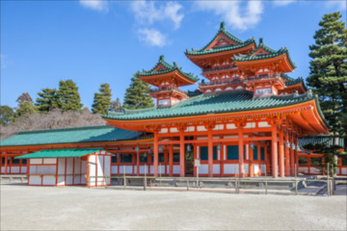 【お守りやお札は1年でお返しを】お守りやお札を手放したい場合は、神社やお寺にお返しするのが基本です。私は必ず1年でお返しするようにしています。受けた場所に返すべきかどうか悩む方もいらっしゃるようですが、旅先で授かる場合も多いですよね。同じ場所でなくとも、自分のことを守っていただいたという「感謝の気持ちを込める」「伝える」ことが大切なので、問題ないと思います。