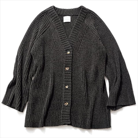 「単調に見えないリブの陰影」  ダークグレーリブニットカーディガン 25,300円／THE NEWHOUSE（アーク インク）　ルームウエアにもいいマイクロファイバー素材。部分的に編み地を変え、膨張をセーブ。