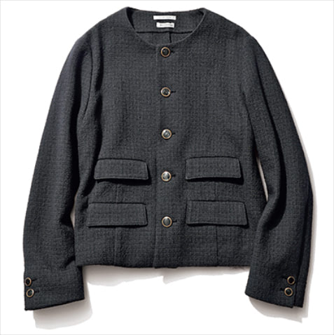 【NEW】⑤「厚みはおさえて」コンパクトなツイード： 黒ツイードノーカラージャケット 64,900円／COUTURE D’ ADAM（ホワイトオフィス）　薄すぎず厚すぎない生地感。丈も長くないから前をとめてトップス風にもアレンジしやすい。