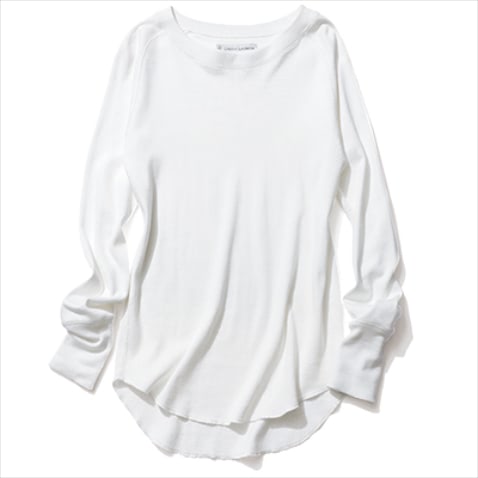【BASIC】Ⓐ「身幅は狭めの」白のロンT：白Tシャツ 18,700円／ユニオンランチ（サザビーリーグ）　インナーづかいを見越して選びたいロンTは、落ち感＋細身の形がベスト。適度な厚みがあるため、1枚でも透けにくい。