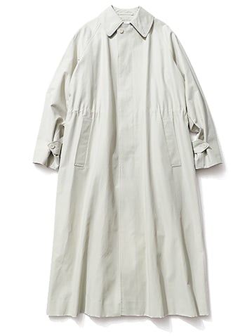 【NEW】①「えり元をつめて」オフ白のナイロン：エクリュナイロンコート 83,600円／PHEENY　スポーティな素材は、ステンカラーの端正なロングコートで大人っぽく。シルエットや素材でボリュームが出るぶん、白で軽やかに。
