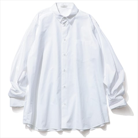 【BASIC】Ⓒ着なれた「長め丈」でえりつきシャツ： 白シャツ 31,900円／ATON（ATON AOYAMA）　はおりとしても使いやすいビッグサイズ。すそが曲線になっているため、ワイドなボトムを合わせても腰まわりがかさばる心配なし。