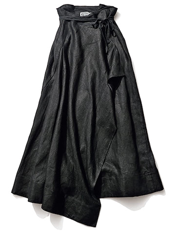 【NEW】⑥「ドレスライクな形」で黒のリネンスカート： 黒スカート 46,200円／カオス（カオス表参道）　先の季節まで使えるリネンは、黒のフレアスカートで落ち着きも確保。ラップデザインでできるすその段差が、すぎないアクセントに。