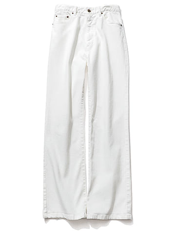 【BASIC】Ⓓ「透けない前提」の白いストレートデニム： 白デニムパンツ 16,500円／emmi atelier（エミ ニュウマン新宿店）　汚れ防止加工をほどこしているので、ガシガシ使える。ストレッチ性があり、長時間はいても疲れにくいのも魅力。