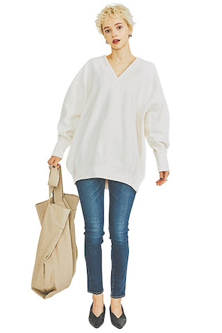 スキニーデニムの細見えに効く丈感長めのコクーン型： アイボリープルオーバー8,800円／M_/MOUSSY、デニムパンツ17,380円／MOUSSY（ともにバロックジャパンリミテッド）　ピアス38,500円、〈右手人さし指〉リング39,600円／ともにReFaire（UTS PR）　〈左手中指〉リング12,980円／PEYOTE BIRD（ZUTTOHOLIC）　バッグ16,500円／ATON（ATON AOYAMA）　シューズ27,500円／カルチェグラム（デュプレックス）