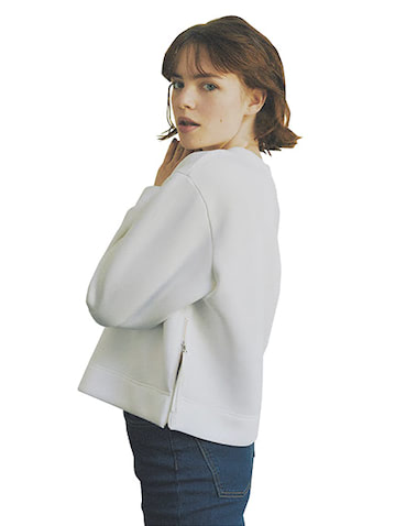 スリットが必要なときはサイドのジッパーで操作：　●白トップス 16,500円／ユナイテッドアローズ（ユナイテッドアローズ 六本木ヒルズ店）　デニムパンツは着まわし。ジッパーを開けてすそを広げると、幅広なボトムも合わせやすくなる。