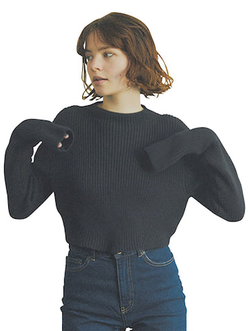 くびれをつくるすそをしぼった短い丈：　●黒ニット 7,150円／M_/MOUSSY（バロックジャパンリミテッド）　デニムパンツは着まわし。ざっくり編みやロングスリーブなど。重みのあるディテールで、コンパクトな丈感もバランスよく着られる。