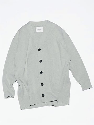green cardigan： グリーンニットカーディガン 30,800円／marmors（DMC）　ドライな風合いで、ミントグリーンのさわやかさをあと押し。1枚でも着られる、胸元が開きすぎないVネック。