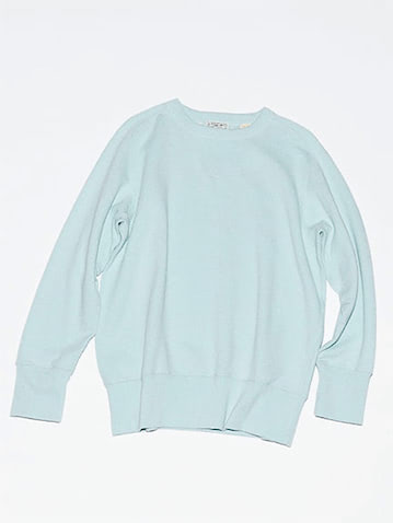 blue sweat： ブルースエット 16,500円／リーバイス®ビンテージ クロージング（リーバイ・ストラウス ジャパン） オーバーサイズの重たい形でとり込むと、涼しい色も落ち着く。