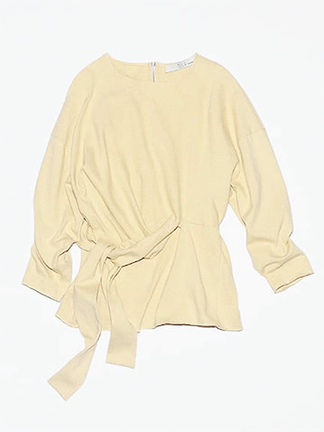 yellow design top： イエローカットソー 30,250円／テラ（アルアバイル）　あいまいなトーンに抑揚もつく、カシュクール風デザイン。