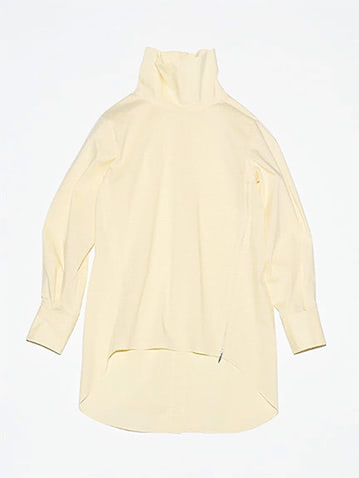 yellow shirt： イエローシャツ 23,100円／styling/（styling/ 新宿ルミネ1店）　エクリュに近いやさしいイエロー。ロング丈＆ハイネックでまじめな服とも好相性。