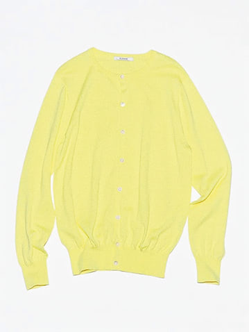 yellow cardigan： イエローニットカーディガン 26,400円／SLOANE　デニム＋ニットにキレが出る、発色のいいイエロー。クルーネックのカーデで華やぐ色も品よく。