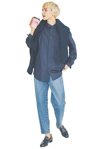 かたさのあるネイビーシャツを 大きなサイズで親しみやすく： ネイビーシャツ 31,900円／ATON（ATON AOYAMA）　肩にかけたネイビーニットカーディガン 37,400円／BAUM UND PFERDGARTEN（S&T）　デニムパンツ 26,400円／ダブルスタンダードクロージング（フィルム）　ローファー 16,390円／A de Vivre　メンズっぽさが増す暗色のシャツこそ、オーバーシルエットでリラックス。上に重みが出るぶん、足首がのぞくクロップト丈のデニムを。