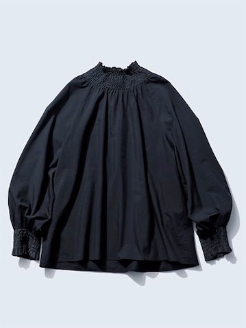 WIDE GATHER： 黒ブラウス 19,800円／ユナイテッドアローズ（ユナイテッドアローズ 六本木ヒルズ店）　ギャザーをあしらったワイドなハイネック。構築的な形でデニム×黒ブラウスもモードに転換。