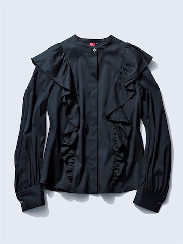 ASYMMETRY NECK： 黒ブラウス 26,400円／ENFOLD　大小差があるアシンメトリーなえりが特徴。とろみ＋光沢のある素材だからエレガントなまま。