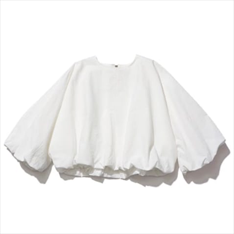 [SHORT LENGTH]白ショートボリュームスリーブブラウス 15,400円／TODAYFUL（Life’s 代官山店）　短め丈に注目が集まる今季、その流れはブラウスにも。とくにボリューム感のあるふんわりとしたシルエットこそ、ボトムとのバランスを図りやすい。
