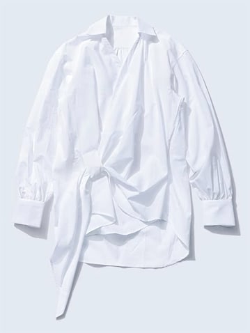 FRONT CROSS： オフ白ブラウス 45,100円／ブリエンヌ（ユナイテッドアローズ 六本木ヒルズ店）　カシュクールデザインで、大きな白シャツの間のびを回避。