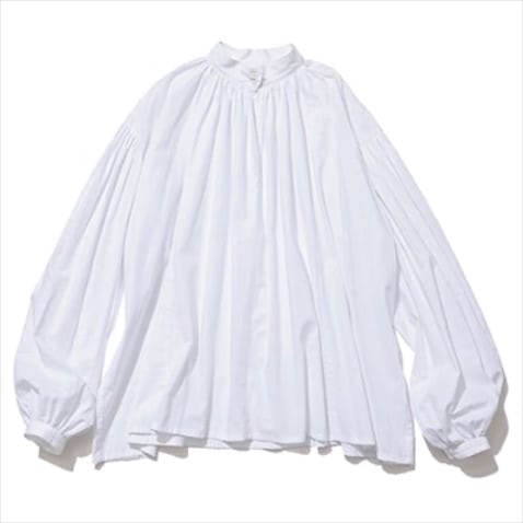 [FLARED SHIRT]白タックフレアシャツ 38,500円／FORMO（アブソリュート）　スキニーやペンシルスカートをはじめ、細身のボトムに動きを与えるなだらかなAラインシルエット。ヒップが隠れるくらいの丈感がスタイルカバーにもアップにも便利。