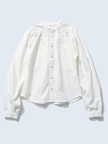 CUT WORK： 白ブラウス 11,000円／MOUSSY（バロックジャパンリミテッド）　リーフモチーフの柄のようなカットワーク。色あせたデニムとも波長が合う、オフ白のくすんだ色みをチョイス。