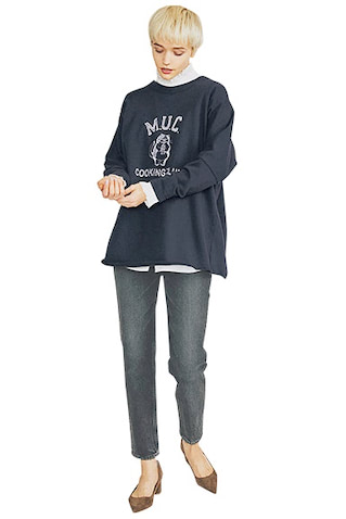キャッチーな模様は黒ベースでシックに： スエット 12,100円／mucci　中に着た白シャツ 17,600円／ユナイテッドアローズ（ユナイテッドアローズ 六本木ヒルズ店）　黒パンツ 17,380円／MOUSSY（バロックジャパンリミテッド）　パンプス 28,600円／TSURU by Mariko Oikawa　タイトな黒デニムと、アニマルプリントもカッコよく。