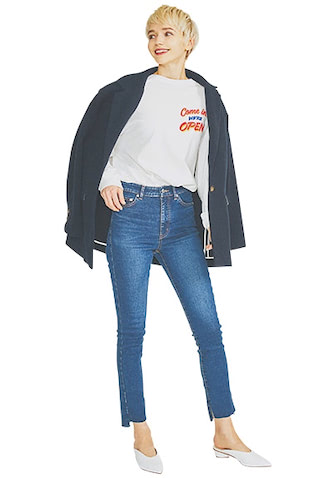 胸元で小さく「暖色×寒色」の派手なロゴ： 白Tシャツ 12,650円／THE SHINZONE（Shinzone ルミネ新宿店）　ジャケット 52,800円／SEA（エスストア）　デニムパンツ 8,470円／Mila Owen（ミラ オーウェン ルミネ新宿2店）　ミュール 16,500円／ダイアナ（ダイアナ 銀座本店）　50年代のダイナーを彷彿させるレトロなグラフィック。