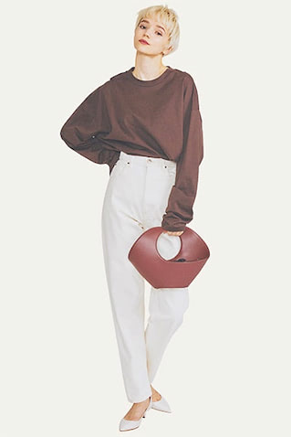黒のかわりに濃厚なブラウンで締める：  Tシャツ 16,500円／ATON（ATON AOYAMA）　白デニムパンツ 16,500円／BLACK BY MOUSSY（バロックジャパンリミテッド）　バッグ 60,720円（参考価格）／ネオアス（ザ ストア バイシー 代官山店）　白パンプス 29,700円／FABIO RUSCONI（ファビオ ルスコーニ ジェイアール名古屋タカシマヤ店）　マイルドさを保ちつつ、引き締まるダークブラウンは夏にも重宝する色。