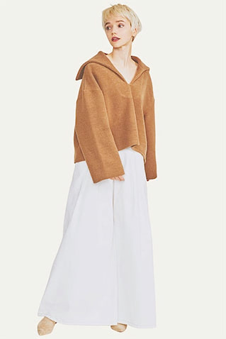 優雅になびく白デニムをゆるいキャメルで気だるく：  セーラーカラートップス 27,500円／THE NEWHOUSE（アーク インク）　白パンツ 36,300円／LIVINGTONE（ON TOKYO SHOWROOM）　ベージュシューズ 33,000円／PIPPICHIC（ベイジュ）　下へ向け広がる、スカートライクな白デニム。セーラーカラーのトップスとのガーリーな合わせも、コクのある色が入ることで、上品な甘さに。