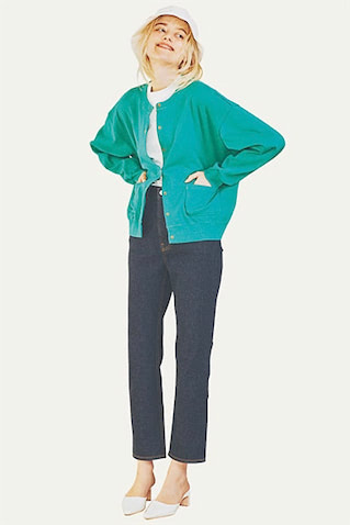 【鮮やかなニットカーディガン】ジャケットのようなデザインで、ジャケットよりも色をとり入れやすいノーカラージャケット風のカーディガン。目の詰まった弾力のあるもっちりとした質感でニットでもきちんとした印象に。●カーディガン 7,700円／ジャーナル スタンダード レリューム（ジャーナル スタンダード レリューム ルミネ新宿店）　Tシャツ（2P） 3,190円／ヘインズ（ヘインズブランズ ジャパン カスタマーセンター）　デニムパンツ 8,910円／Mila Owen（ミラ オーウェン ルミネ新宿2店）