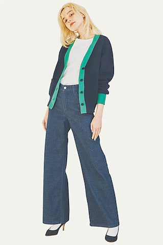 【寒色どうしでバイカラー】クラシカルな魅力たっぷりのネイビー＋鮮やかな寒色の組み合わせ。グリーンのトリミングがそっけない上下のアクセントに。●ネイビー×グリーンニットカーディガン 9,900円／ジャーナル スタンダード レリューム（ジャーナル スタンダード レリューム ルミネ新宿店）　Tシャツ 7,700円／リーバイス®メイド アンド クラフテッド®（リーバイ・ストラウス ジャパン）　パンツ 24,200円／BAUM UND PFERDGARTEN（S&T）　白ソックス